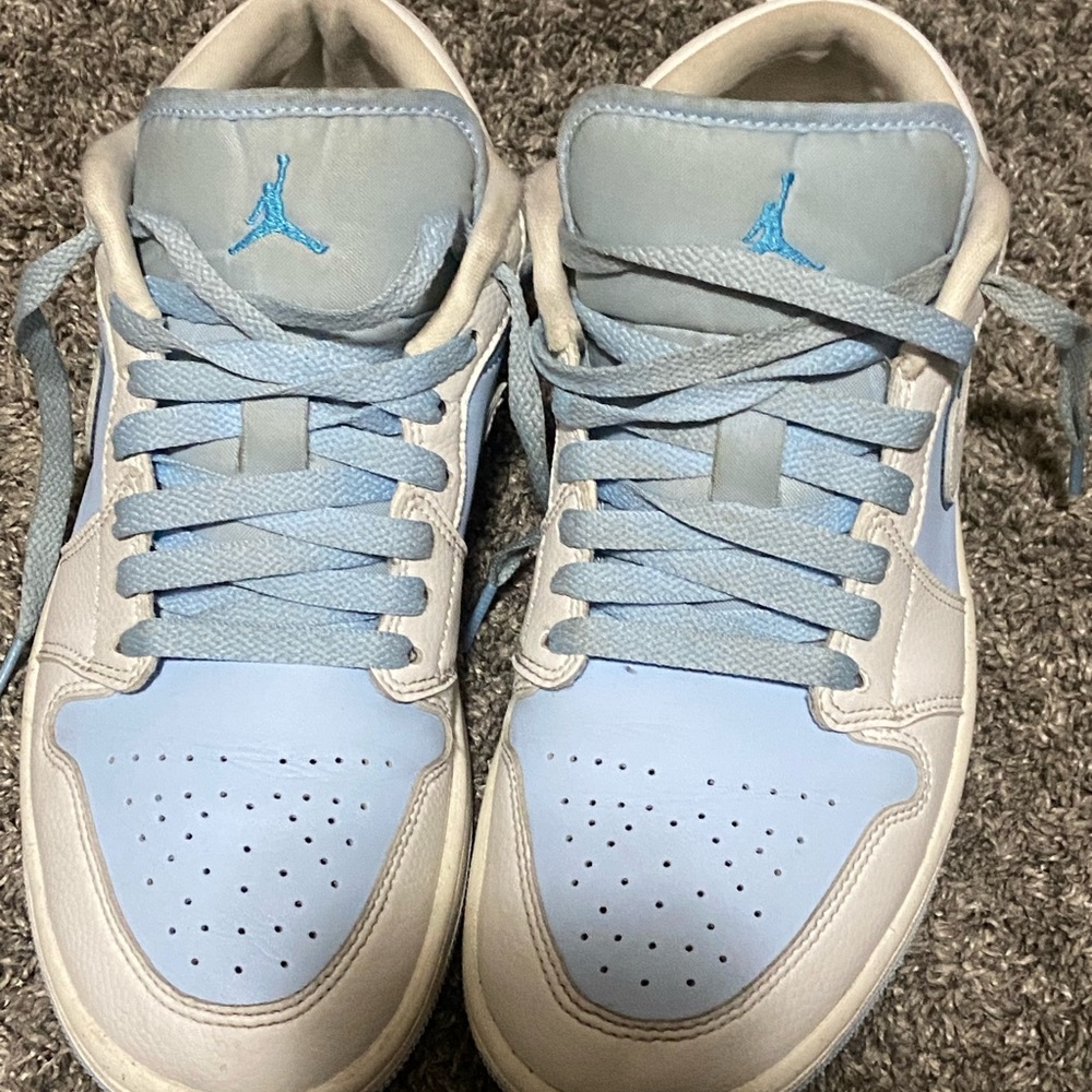 Women, tennis shoes